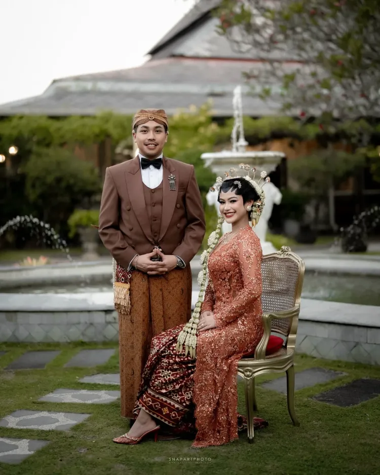 Resepsi Tunku Aishah Johara Tunku Aishah Johara mengenakan bawahan batik yang diwarisi dari sang ibunda. Foto: Dok. Instagram @didietmaulana