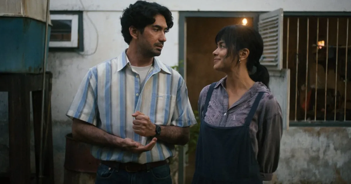 Reza Rahadian dan Eva Celia dalam Film Laut Bercerita