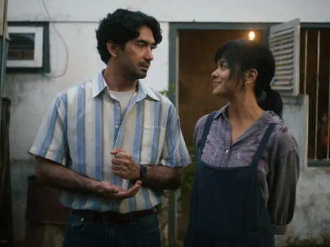 Reza Rahadian dan Eva Celia dalam Film Laut Bercerita