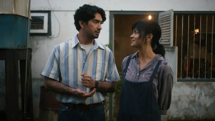 Reza Rahadian dan Eva Celia dalam Film Laut Bercerita