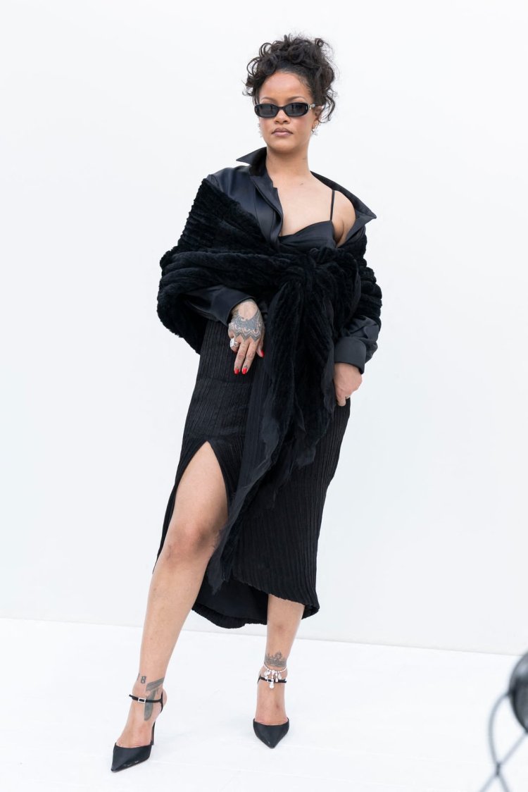 Rihanna Dior PFW 2026 Rihanna menyaksikan Dior fashion show di PFW 2026. Foto: Dok. X @ThoughtCatalog