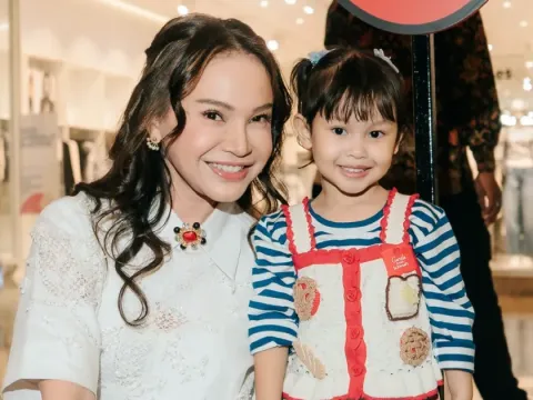 Rossa dan Anak Adopsinya Raina