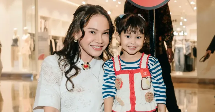 Rossa dan Anak Adopsinya Raina