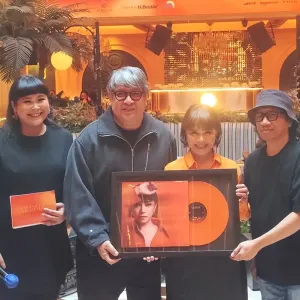 Ruth Sahanaya bersama Suami Jeffry Waworuntu saat peluncuran