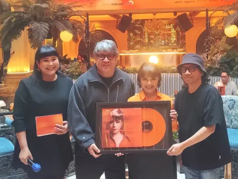 Ruth Sahanaya bersama Suami Jeffry Waworuntu saat peluncuran