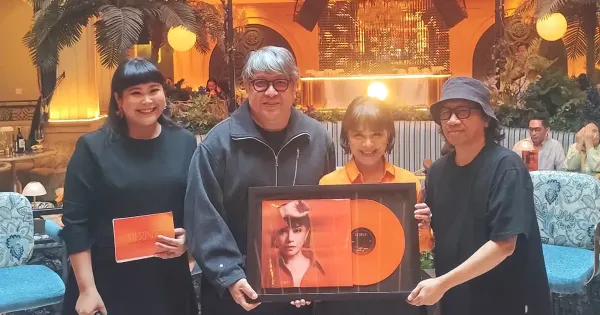 Ruth Sahanaya bersama Suami Jeffry Waworuntu saat peluncuran Ruth Sahanaya bersama Suami Jeffry Waworuntu saat peluncuran
