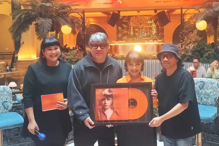 Ruth Sahanaya bersama Suami Jeffry Waworuntu saat peluncuran