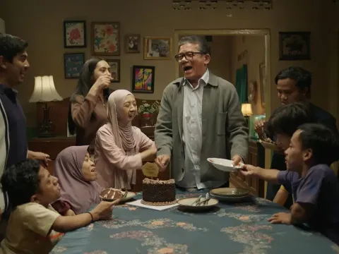 Salah satu adegan menampilkan Mathias Muchus di Film Istimewa