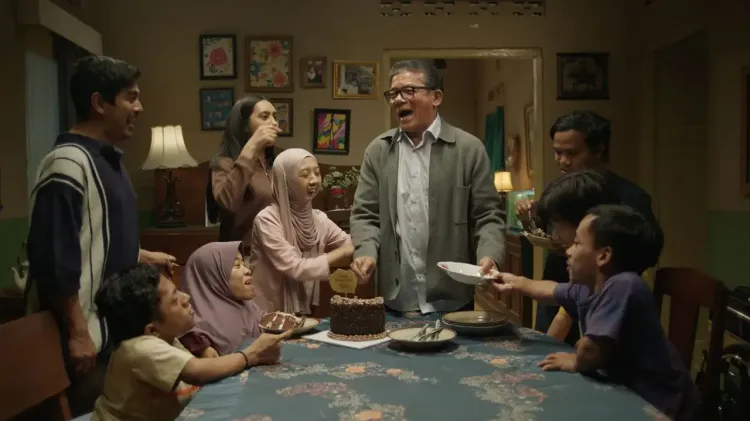 Salah satu adegan menampilkan Mathias Muchus di Film Istimewa