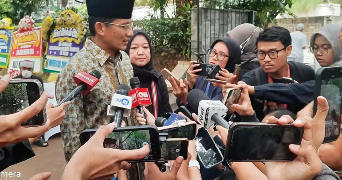Sandiaga Uno saat melayat di kediaman Guruh Sukarnoputra