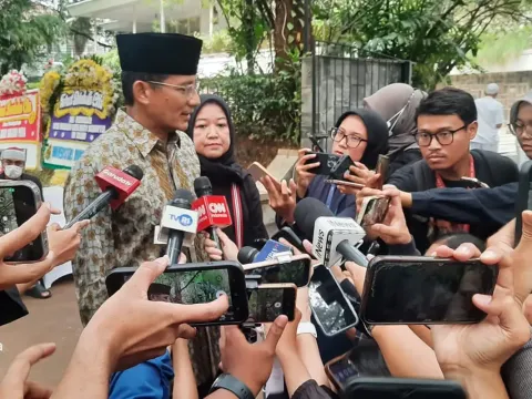 Sandiaga Uno saat melayat di kediaman Guruh Sukarnoputra