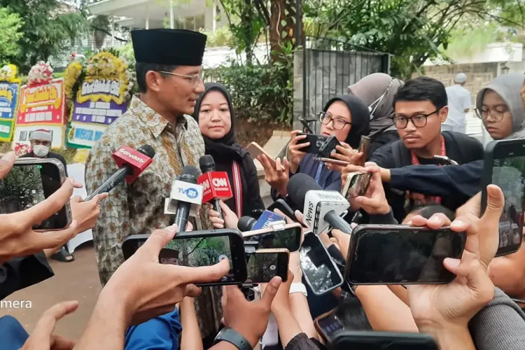 Sandiaga Uno saat melayat di kediaman Guruh Sukarnoputra