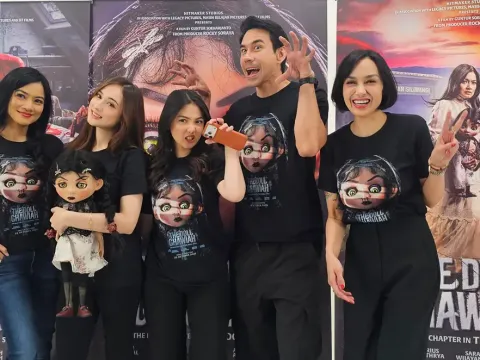 Sara Wijayanto bersama para Cast The Doll Ghawiah