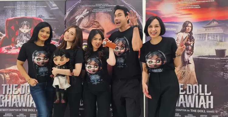 Sara Wijayanto bersama para Cast The Doll Ghawiah