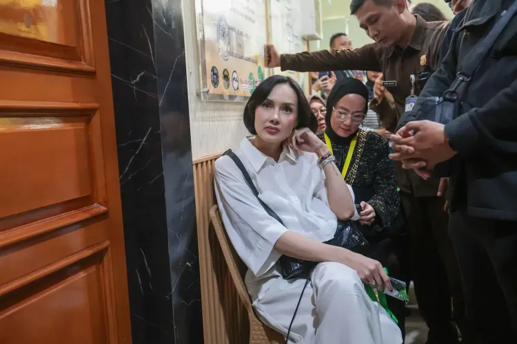 Sara Wijayanto didampingi kuasa hukum di Pengadilan Agama Jakarta Selatan Sara Wijayanto didampingi kuasa hukum di Pengadilan Agama Jakarta Selatan
