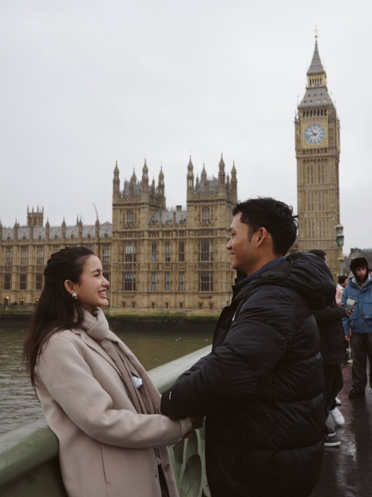 Sarah dan Azriel saat liburan di luar negeri (Foto: Instagram/azriel_hermansyah)