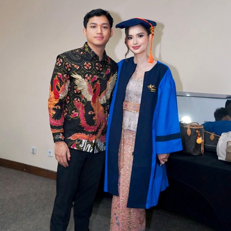 Saat Azriel menghadiri wisuda Sarah (Foto: Instagram/ssarah_menzel)