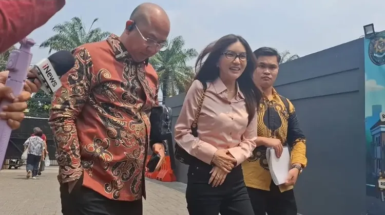 Sarwendah didampingi para kuasa hukum di Pengadilan Negeri Jakarta Selatan