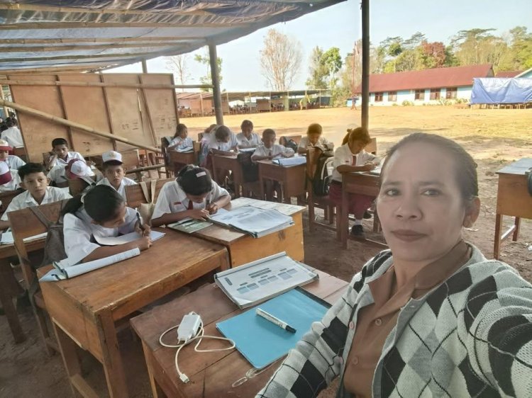 Sekolah Tenda Gempa Flores (1) Proses belajar mengajar dilakukan di bawah tenda berlapis terpal. Foto: Dok. Threads @ocikmirna