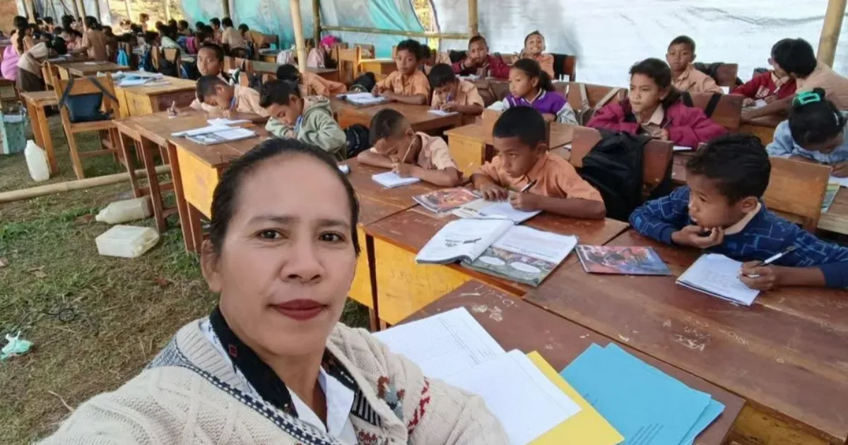 Sekolah Tenda Gempa Flores