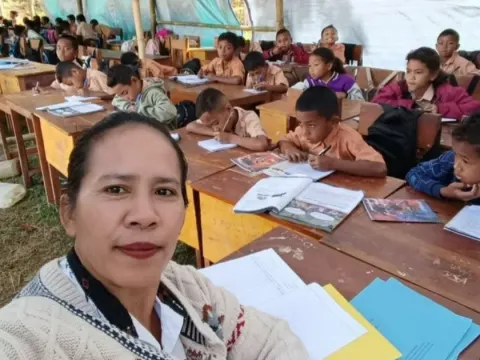 Sekolah Tenda Gempa Flores