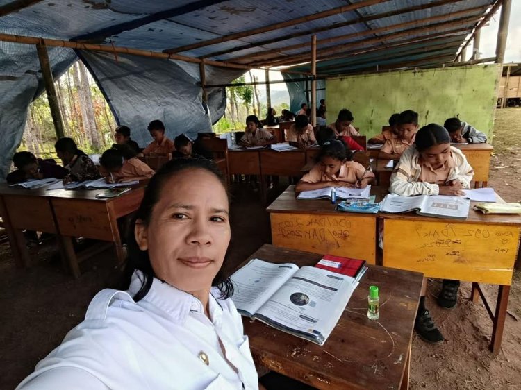 Sekolah Tenda Gempa Flores Anak-anak tetap belajar dengan fasilitas seadanya. Foto: Dok. Threads @ocikmirna