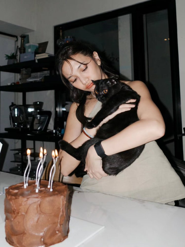 Sheila Dara Ulang Tahun 34 (2) Sheila Dara merayakan ulang tahun bersama kucing kesayangan. Foto: Dok. Instagram @sheiladaisha