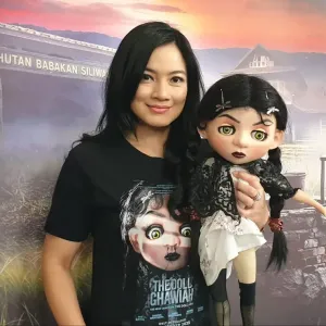 Titi Kamal bersama boneka Ghawiah