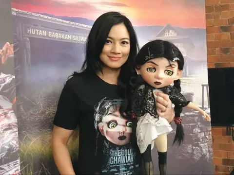 Titi Kamal bersama boneka Ghawiah