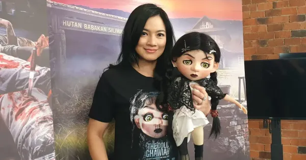 Titi Kamal bersama boneka Ghawiah