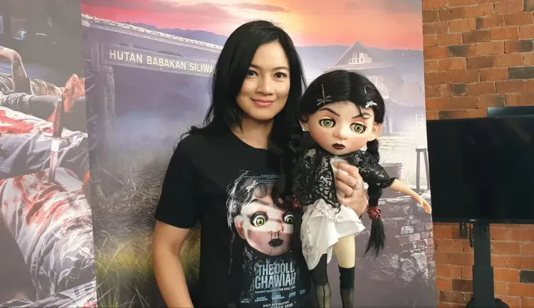 Titi Kamal bersama boneka Ghawiah
