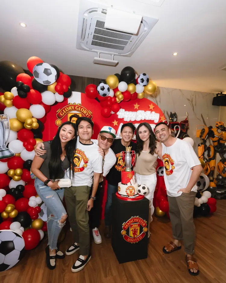 Ulang Tahun Ariel Noah Ariel Noah bersama The Dudas Minus One dan Wulan Guritno serta Asri Welas. Foto: Dok. Instagram @gadiiing