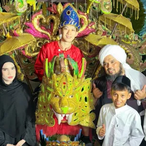 Willie Salim Diarak Sunat