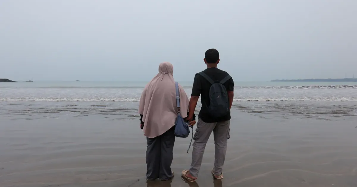 Yanti istri Arie Basuki bersama anaknya usai tabur bunga di Pantai Pagedongan Banten