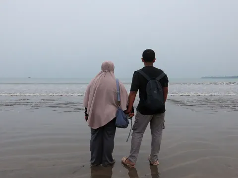 Yanti istri Arie Basuki bersama anaknya usai tabur bunga di Pantai Pagedongan Banten