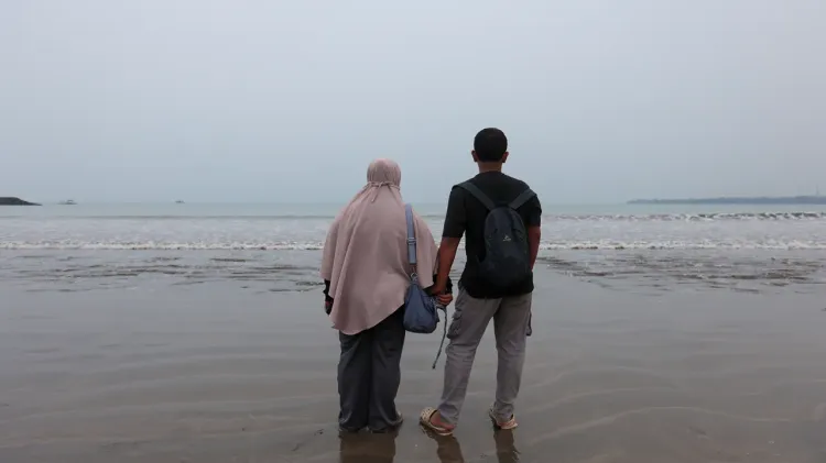 Yanti istri Arie Basuki bersama anaknya usai tabur bunga di Pantai Pagedongan Banten