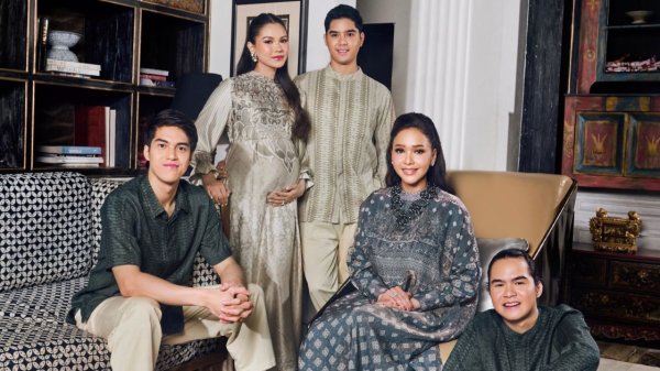 Maia Estianty bersama tiga putra dan menantu perempuannya. (Foto: Instagram Maia Estianty)