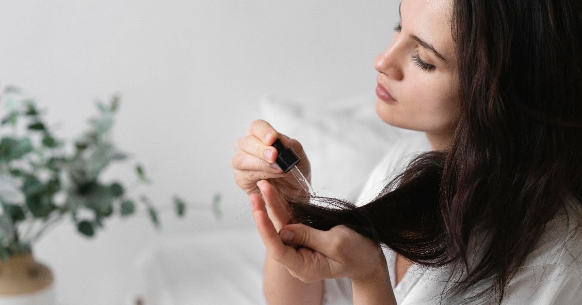 Kenali jenis minyak rambut terbaik, mulai dari rosemary, argan, hingga minyak kelapa, serta manfaatnya untuk rambut kering, mengembang, dan mudah patah.(Foto: Magnific)