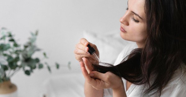 Kenali jenis minyak rambut terbaik, mulai dari rosemary, argan, hingga minyak kelapa, serta manfaatnya untuk rambut kering, mengembang, dan mudah patah.(Foto: Magnific)