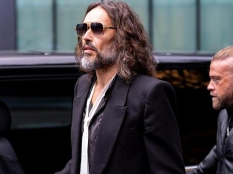 Russel Brand di depan gedung pengadilan Inggris pada Rabu (14/10).(Foto: ITVX)