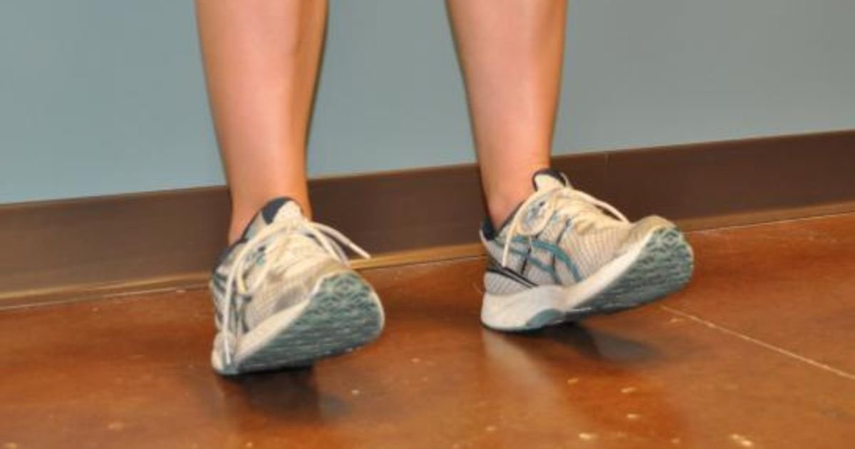 Toe raises adalah latihan sederhana tanpa alat untuk menguatkan otot tulang kering, mendukung keseimbangan, dan membantu mengurangi risiko tersandung saat berjalan.(Foto: Net)