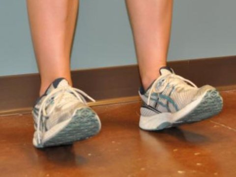 Toe raises adalah latihan sederhana tanpa alat untuk menguatkan otot tulang kering, mendukung keseimbangan, dan membantu mengurangi risiko tersandung saat berjalan.(Foto: Net)