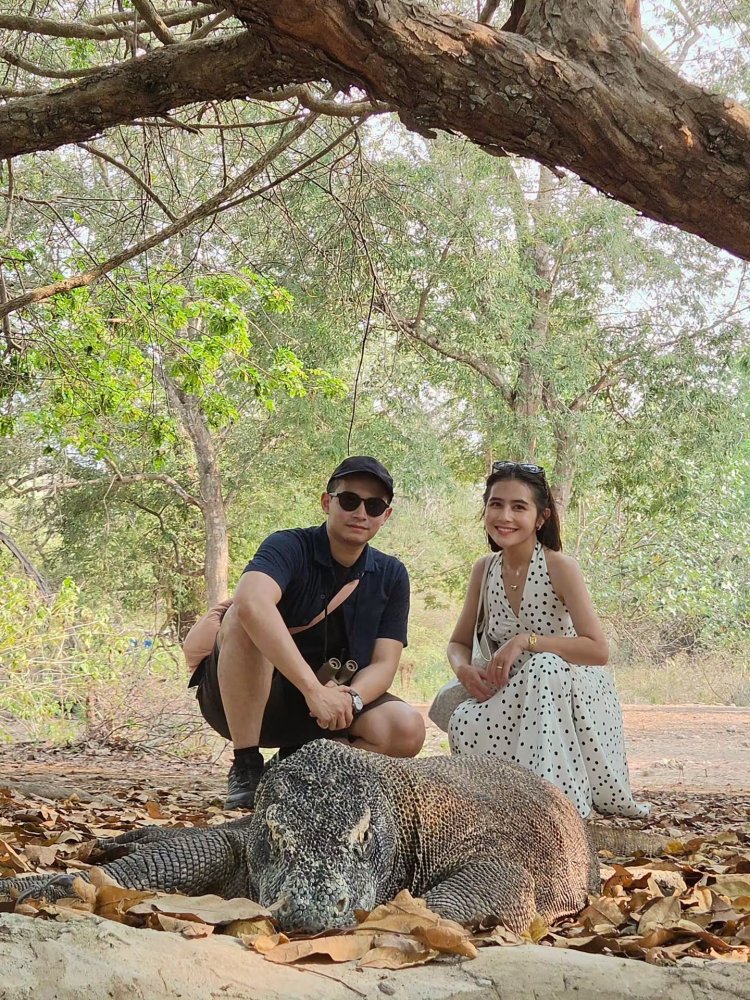 Prilly Latuconsina merayakan ulang tahun di Pulau Rinca bersama Omara Esteghlal.(IG Prilly L)