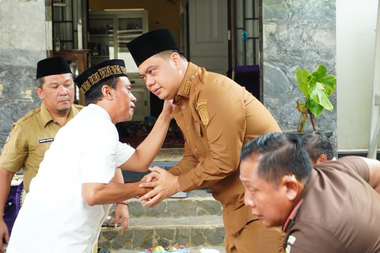Ajar Tri, ayahanda Syabilla (kiri) (foto dok pri) Ajar Tri, ayahanda Syabilla (kiri) (foto dok pri)