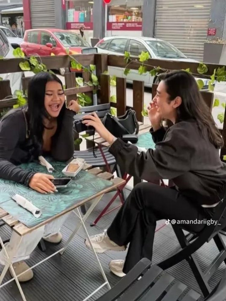 Keakraban Amanda Rigby dengan putri Andre Taulany (Foto: TikTok/amandariigby_)