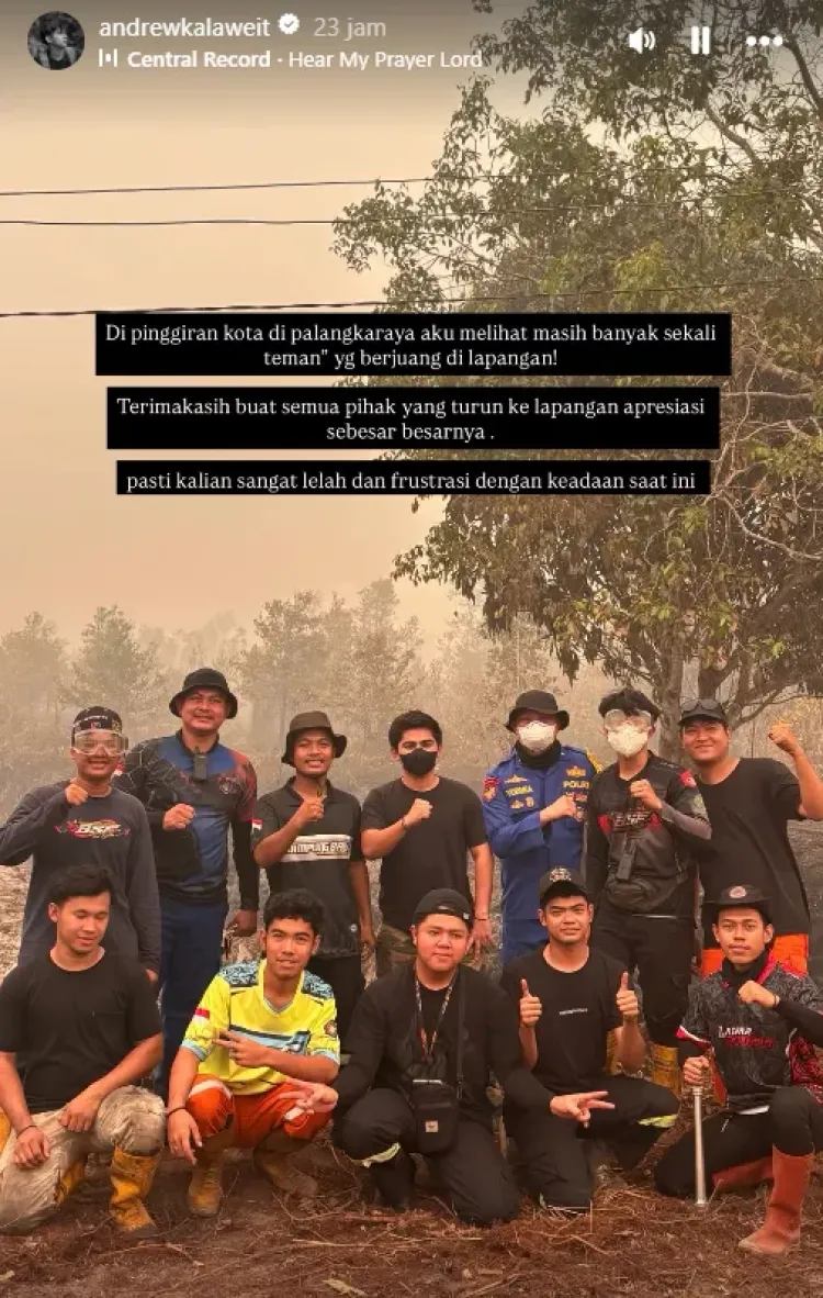 Andrew Kalaweit Karhutla Kalimantan Tengah (2) Andrew Kalaweit bersama para relawan karhutla. Foto: Dok. Instagram @andrewkalaweit