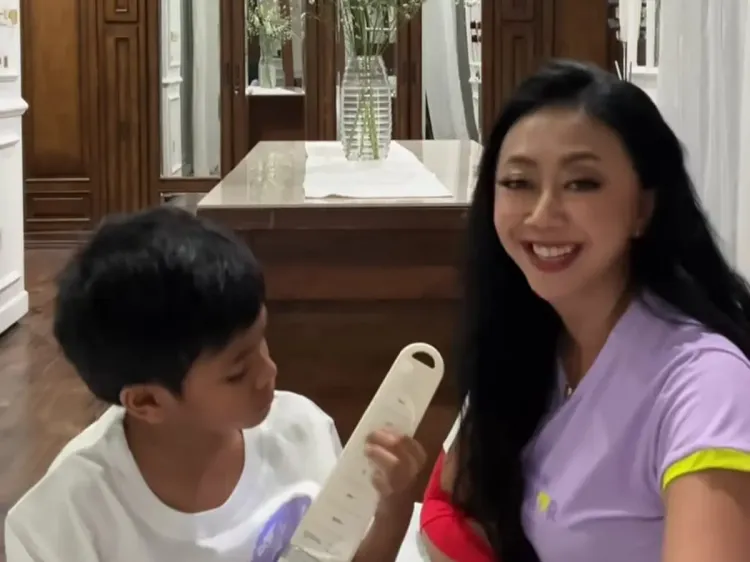 Asri Welas bersama salah satu buah hati