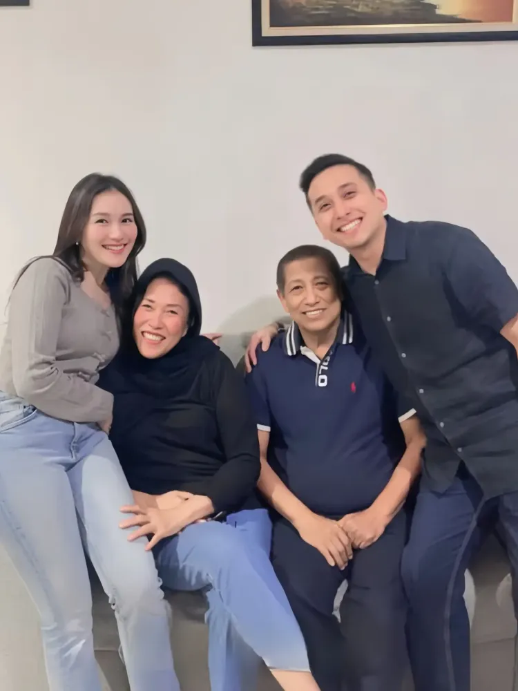 Ayu Ting Ting orangtua Kevin Gusnadi Ayu Ting Ting bersama orangtua Kevin Gusnadi. Foto: Dok. Instagram @fitriwhy04