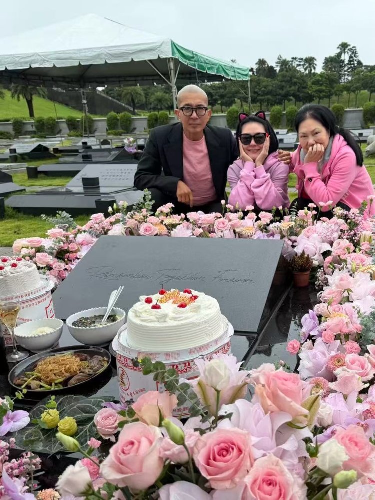 Barbie hsu kelaurga 1 (dari kiri) Suami, kakak, dan ibu Barbie Hsu (Foto: Instagram/elephantdee)