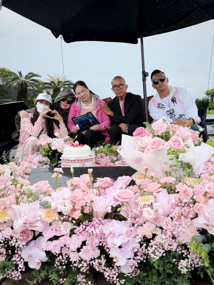 Barbie hsu kelaurga 2 Bersama anggota keluarga yang lain (Foto: Instagram/elephantdee)